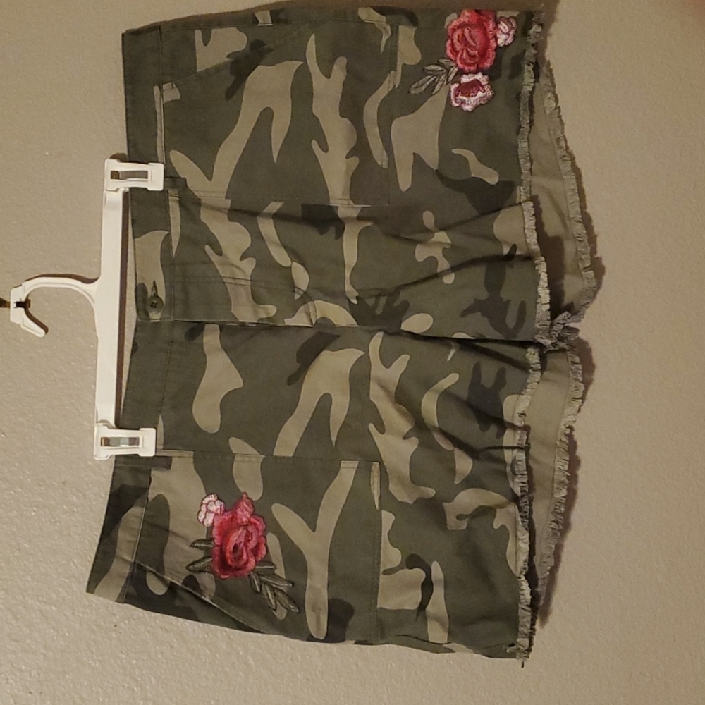 Camo shorts with pink embroidered flowers size 22